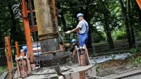 Brunnenbauer bohren nahe dem Wasserwerk Wuhlheide einen Grundwasserbrunnen zur Trinkwassergewinnung.