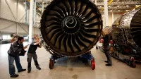 Ein Fluggerätmechaniker und ein Prüfingenieur überprüfen ein Triebwerk vom Typ Trent 900 von Rolls-Royce für den Antrieb des Airbus A380.