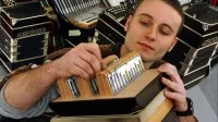 Ein Handzuginstrumentenmacher arbeitet an einem Bandoneon mit 144 Tönen.