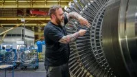 Ein Industriemechaniker arbeitet an einer Dampfturbine.