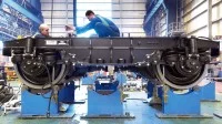 Zwei Konstruktionsmechaniker arbeiten an der Antriebstechnik einer Diesellokomotive.