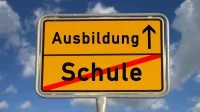 Verkehrsschild: Schule hört auf: Ausbildungsstart