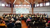 In einem Veranstaltungsraum werden die innolabBS-Wandtafeln an die Schulleiterinnen und Schulleiter der Projektschulen übergeben.