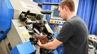 Schuhfertiger beherrschen 140 Arbeitsschritte und werden dabei auch von Maschinen unterstützt wie hier in der Carl Semler Schuhfabrik in Pirmasens.