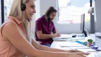 Eine Servicefachkraft für Dialogmarketing ist im Callcenter im Gespräch mit ihrer Zielgruppe.