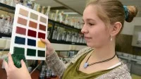 Eine Textillaborantin ist auf der Suche nach dem perfekten Farbton.