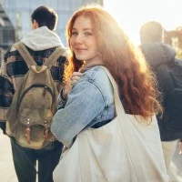 Eine Schülerin dreht ihren Blick nach hinten