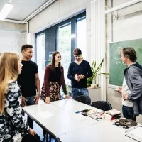 Ein Lehrer unterrichtet in der Klasse