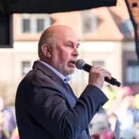 Ulrich Silberbach während einer Kundgebung auf der Landtagswiese Düsseldorf.