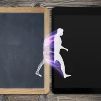 Ein Mensch geht von einer Holztafel in ein Tablet.