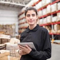 Auszubildende im Lager