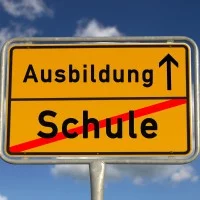 Verkehrsschild: Schule hört auf: Ausbildungsstart