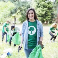 Umweltschützer sammeln Müll im Park.