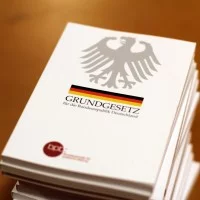 Ein Stapel von Grundgesetz-Büchern