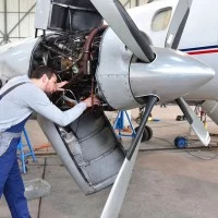 Ein Fluggerätmechaniker untersucht ein Flugzeug