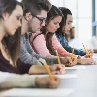 Junge Menschen schreiben mit einem Stift