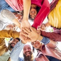 Porträt einer glücklichen, vielfältigen großen Gruppe multikultureller Freunde, die Händchen halten und High Five machen.