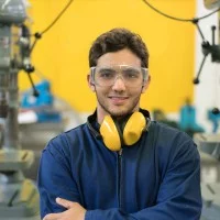 Auszubildender vor Maschinen