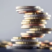 Ein Stapel von Euromünzen mit verschwommenem Hintergrund.