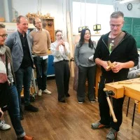 Die Schule vermittelt den Umgang mit dem Element Holz und den bewussten Umgang mit dem wertvollen Rohstoff.