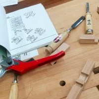 Arbeitsplatz eines Schülers in der Holzwerkstatt.