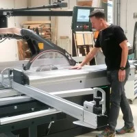 KI-gestützte optische Handerkennung an der Kreissäge.