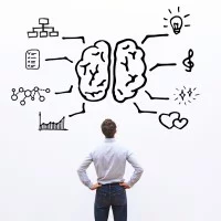 Ein Mann steht vor einer Gehirngrafik