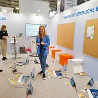 Julia Olesen steht in der Lieferkette und erklärt den Teilnehmenden des Workshops die Aufgabe.