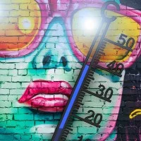 Graffiti einer jungen Frau mit Sonnenbrille und blaues Thermometer