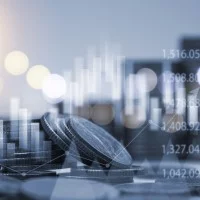 Ein Stapel Euromünzen, daneben ein umgefallener Stapel Euromünzen, darüber ist ein Balkendiagramm mit Zahlen gelegt.