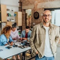 Lehrer und Schüler im Klassenzimmer einer Berufsschule