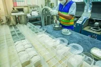 Ein Baustoffprüfer untersucht in einem Labor die Eigenschaften von verschiedenen Arten Zement und Beton.