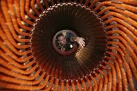 Ein Elektroniker für Maschinen und Antriebstechnik wartet einen Elektromotor.