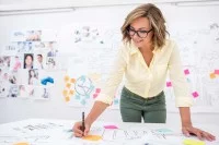 Eine Fachangestellte für Markt- und Sozialforschung wertet eine Zielgruppenumfrage aus.