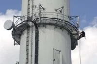 Ein Feuerungs- und Schornsteinbauer überprüft den Schornstein des Heizkraftwerks Berlin-Buch.