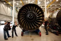 Ein Fluggerätmechaniker und ein Prüfingenieur überprüfen ein Triebwerk vom Typ Trent 900 von Rolls-Royce für den Antrieb des Airbus A380.