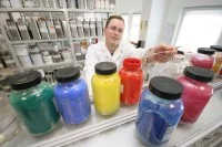 Ein Lacklaborant prüft im Labor der Lankwitzer Lackfabrik in Osterwieck die Qualität einer Farbe.