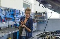 Eine Auszubildende in der Autowerkstatt