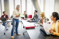 Eine Berufschulklasse mit Schülerinnen und Schülern verschiedener Herkunft.