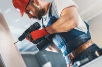 Facharbeiter mit Akkuschrauber