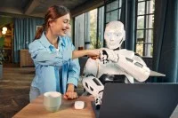 Eine junge Frau und ein Roboter beim Fistbump