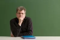 Lehrer vor einer Tafel