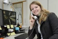 Eine Kauffrau für IT-Systemmanagement berät eine Kundin über digitale Trainings.