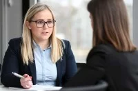 Eine Personaldienstleistungskauffrau führt ein Vorstellungsgespräch mit einer Bewerberin.