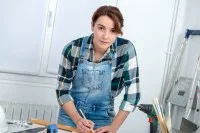 Junge Auszubildende bei der Arbeit