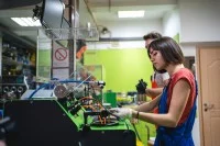 Junge Frau arbeitet an einer Maschine