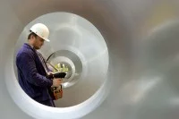 Ein Oberflächenbeschichter im Bereich der Feuerverzinkung im Werk Salzgitter bereitet das verzinkte Material für die Verpackung vor.