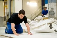 Ein Papiertechnologe überprüft die Qualität des Papiers.