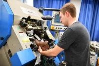 Schuhfertiger beherrschen 140 Arbeitsschritte und werden dabei auch von Maschinen unterstützt wie hier in der Carl Semler Schuhfabrik in Pirmasens.