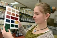 Eine Textillaborantin ist auf der Suche nach dem perfekten Farbton.